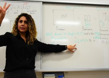 Ailesinin duyabilen tek bireyi Çiğdem, işaret dili tercümanlığıyla duyamayanlara ses oluyor