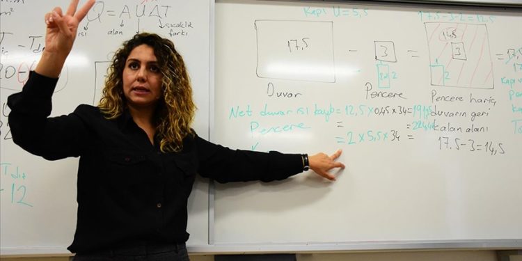 Ailesinin duyabilen tek bireyi Çiğdem, işaret dili tercümanlığıyla duyamayanlara ses oluyor