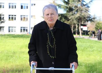 Kalp hastası 74 yaşındaki kadının kemik tümörü başarıyla alındı