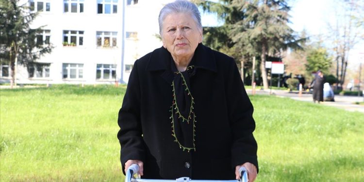 Kalp hastası 74 yaşındaki kadının kemik tümörü başarıyla alındı