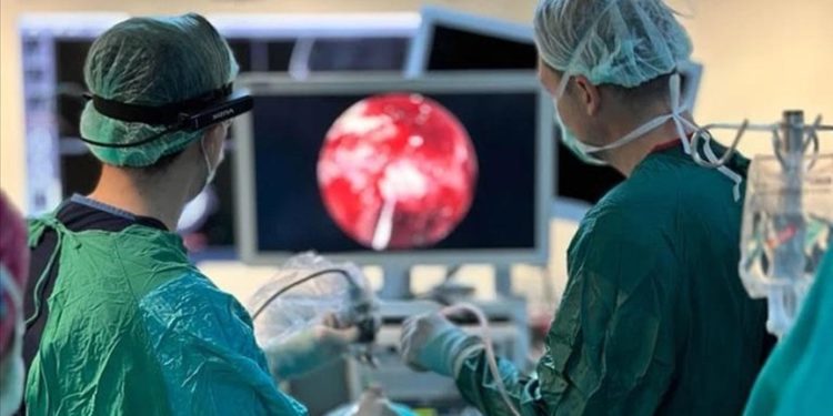 Burun deliklerinden girilerek yapılan beyin ameliyatıyla görme yetisini tekrar kazandı