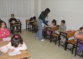 Sakarya’nın “gönüllü öğretmenleri” mahallenin çocuklarına ders anlatıyor