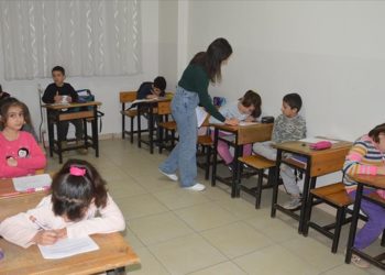 Sakarya’nın “gönüllü öğretmenleri” mahallenin çocuklarına ders anlatıyor