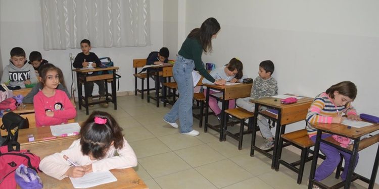 Sakarya’nın “gönüllü öğretmenleri” mahallenin çocuklarına ders anlatıyor