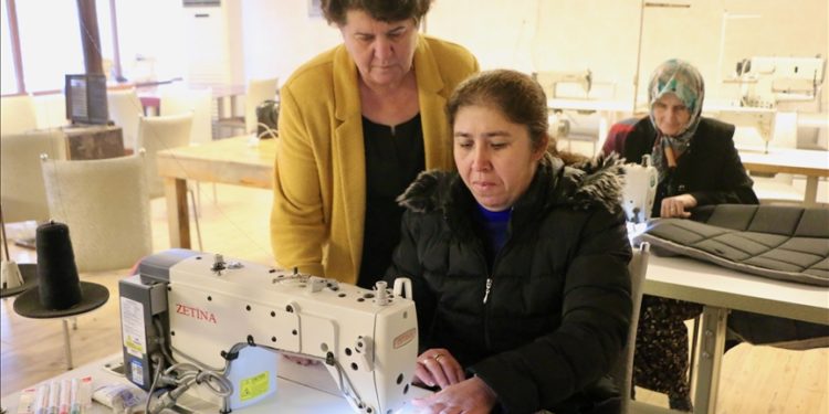 Eskişehirli kadınlar kurdukları kooperatifte yarış atları için malzeme üretiyor