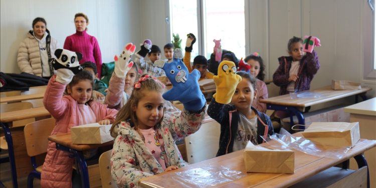 Hatay'da öğrencilerin diktiği kıyafetler ve kuklalar depremzede çocuklara dağıtıldı