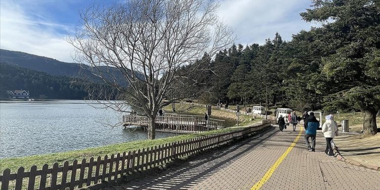 Gölcük Tabiat Parkı hafta sonu günübirlik tatilcilerle doldu