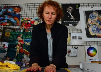 Grafik sanatçısı atıkları kağıda dönüştürerek eserlerinde kullanıyor