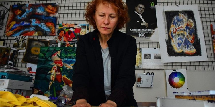 Grafik sanatçısı atıkları kağıda dönüştürerek eserlerinde kullanıyor