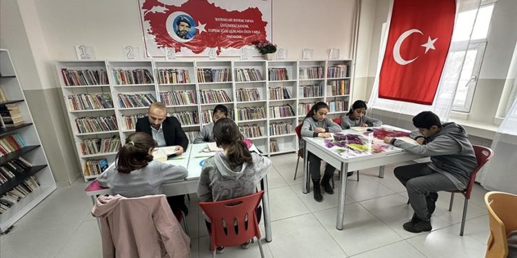 Sedat öğretmen 134 kütüphane kurdu, 579 okula kitap ulaştırdı