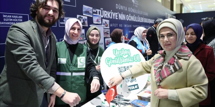 Emine Erdoğan, afet ve insani yardım gönüllüleriyle buluştu