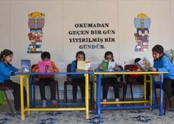 Öğretmenler atıl konteyneri öğrenciler için kütüphane ve etkinlik alanına dönüştürdü