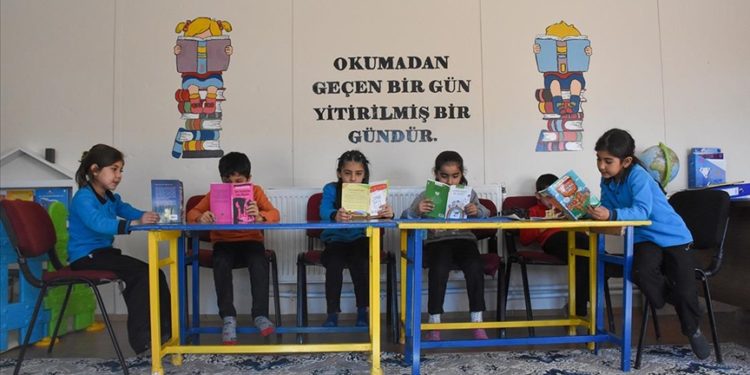 Öğretmenler atıl konteyneri öğrenciler için kütüphane ve etkinlik alanına dönüştürdü