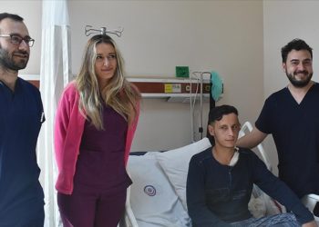 Göğüs kafesinden alınan kıkırdakla 23 yaşındaki gence kulak kepçesi yapıldı