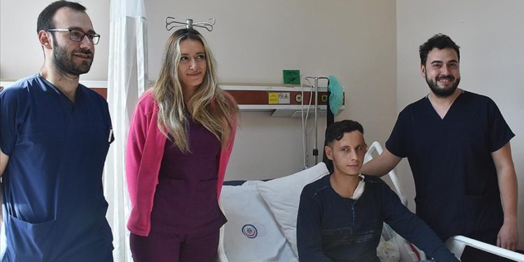 Göğüs kafesinden alınan kıkırdakla 23 yaşındaki gence kulak kepçesi yapıldı