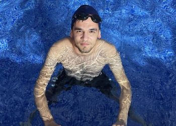 Engellerini aşarak yüzmede madalyalara kulaç attı