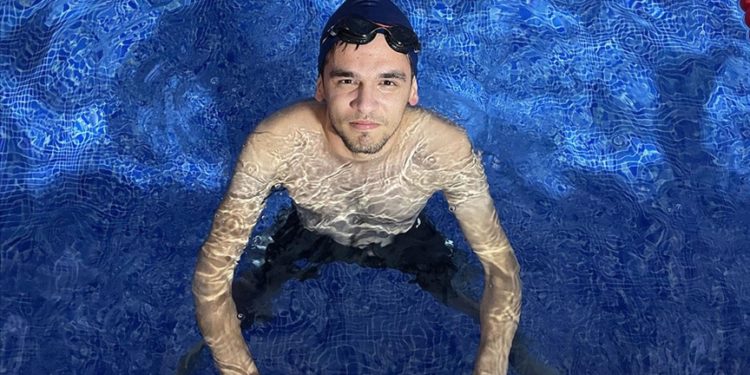Engellerini aşarak yüzmede madalyalara kulaç attı