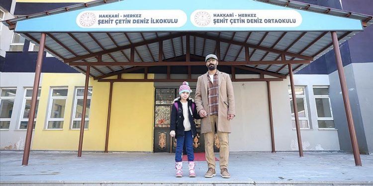 Cumhur öğretmen, ilk ve tek öğrencisi görme engelli Beyzanur’a ışık oldu