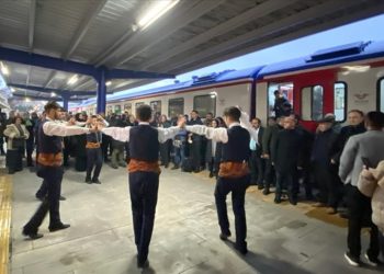 Yeni sezonda ilk seferine çıkan Turistik Doğu Ekspresi, Erzurum’a ulaştı