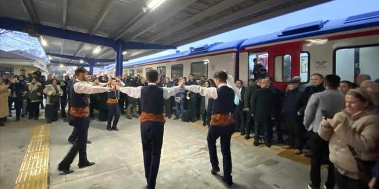 Yeni sezonda ilk seferine çıkan Turistik Doğu Ekspresi, Erzurum’a ulaştı