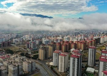 Kahramanmaraş'ın sisle bütünleşen manzarası dronla görüntülendi