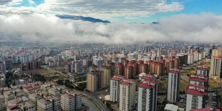 Kahramanmaraş'ın sisle bütünleşen manzarası dronla görüntülendi