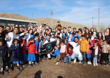 Diş Hekimliği öğrencileri Kars'ta diş bakımı yaptıkları çocuklara kıyafet hediye ediyor