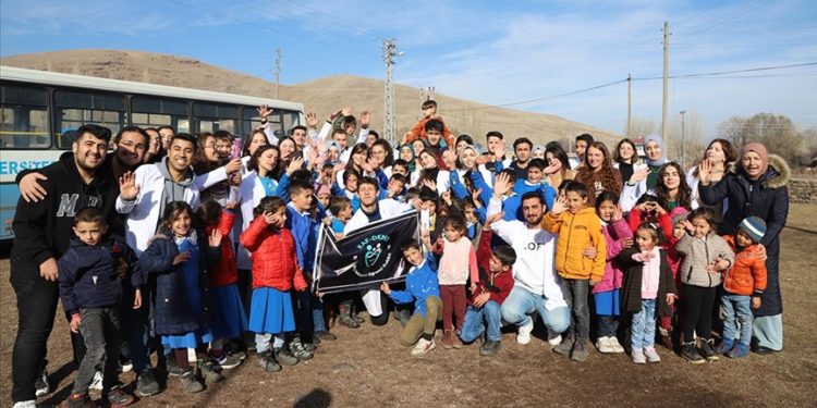 Diş Hekimliği öğrencileri Kars'ta diş bakımı yaptıkları çocuklara kıyafet hediye ediyor
