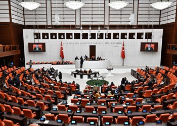 Çalışan emeklilere 5 bin lira verilmesi ile ekonomiye ilişkin düzenlemeler içeren teklif yasalaştı