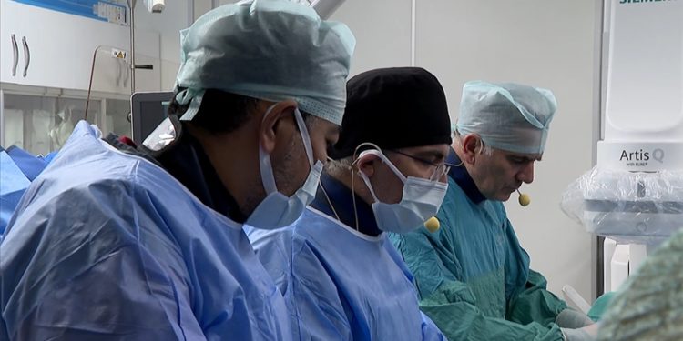 Türk kardiyologlarca yapılan anjiyografik kalp operasyonlarını yabancı hekimler canlı izledi