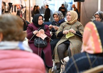 Malatyalı kadınlar depremzedeler için battaniye örüyor