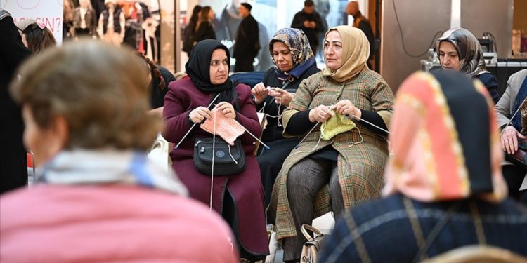 Malatyalı kadınlar depremzedeler için battaniye örüyor