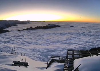 Rize'de karla kaplı yaylada oluşan "sis denizi" güvenlik kamerasına yansıdı