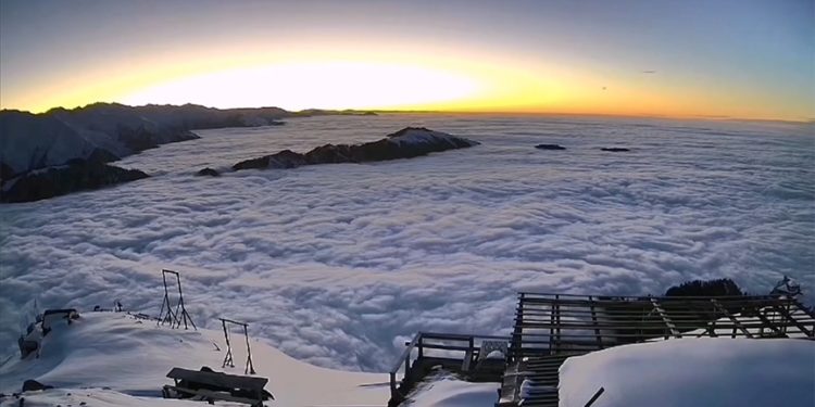 Rize'de karla kaplı yaylada oluşan "sis denizi" güvenlik kamerasına yansıdı