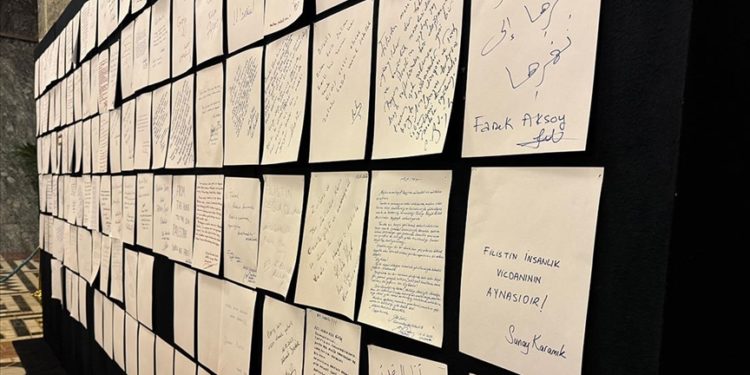 Milletvekilleri, Meclis’teki panoya el yazılarıyla Filistin’e destek mesajları yazdı