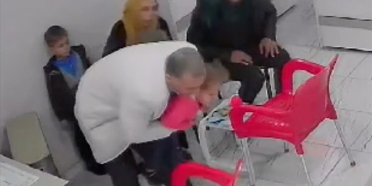 Şanlıurfa'da boğazına şeker kaçan çocuk, Heimlich manevrasıyla kurtarıldı