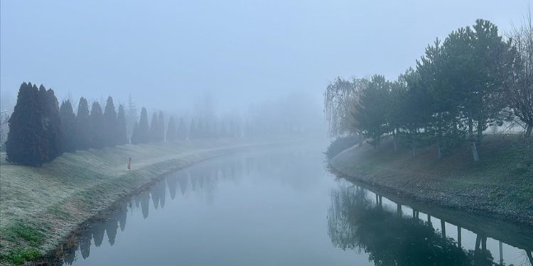Eskişehir'den geçen Porsuk Çayı sisle kaplandı