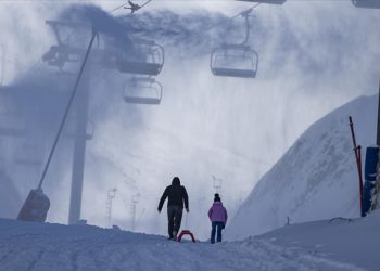 Kayak merkezlerinde en fazla kar kalınlığı 111 santimetreyle Palandöken'de ölçüldü