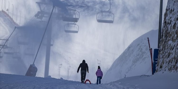 Kayak merkezlerinde en fazla kar kalınlığı 111 santimetreyle Palandöken'de ölçüldü