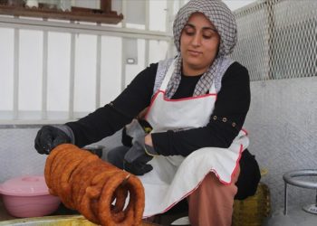 Depremzede gelin ve görümce hem ağızları tatlandırıyor hem gelir elde ediyor