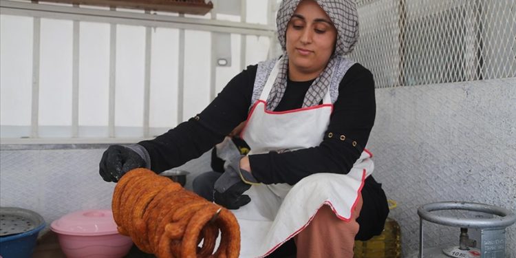 Depremzede gelin ve görümce hem ağızları tatlandırıyor hem gelir elde ediyor