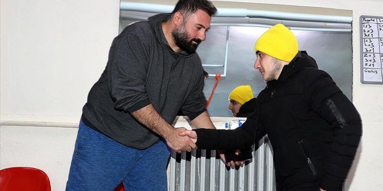 Halterle bacak kaslarını güçlendiren bedensel engelli Eray mutluluğa “adım” attı