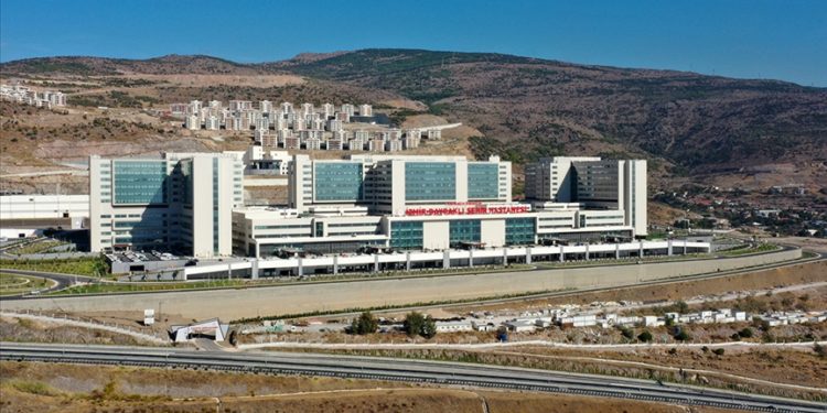 İzmir Şehir Hastanesinde 2 ayda 250 bin hastaya poliklinik hizmeti verildi