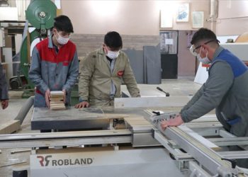 Öğrencilerin ürettiği mobilyalar okullara, atıklar ise sobalı evlere gidiyor