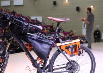 Bisikletiyle dünyayı dolaşan “Demir atlı adam” Bartın’da üniversite öğrencileriyle buluştu