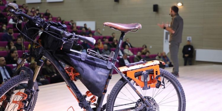 Bisikletiyle dünyayı dolaşan “Demir atlı adam” Bartın’da üniversite öğrencileriyle buluştu