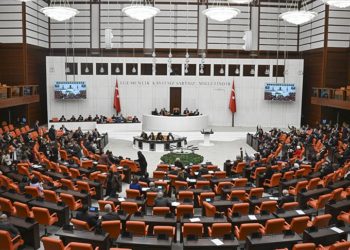 SSK ve Bağkur emekli maaşlarına yüzde 49,25 artış yapılmasını da içeren çalışma hayatına ilişkin kanun teklifi yasalaştı