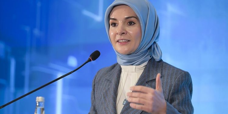 Bakan Göktaş, teknolojiyle ilgilenen kadınlara yapay zekayla hazırlanan metinden seslendi