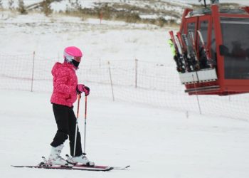 Kayakseverler hafta içi de Erciyes'in pistlerini boş bırakmıyor