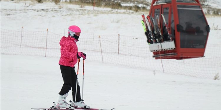 Kayakseverler hafta içi de Erciyes'in pistlerini boş bırakmıyor